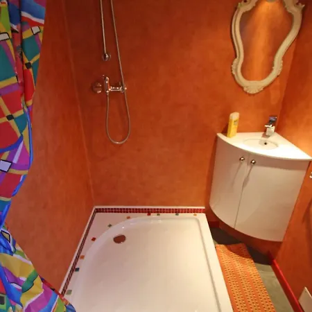 Sejour Insolite En Roulotte Cosy Avec Confort Pres D'epinal - Fr-1-589-459 Bed & Breakfast