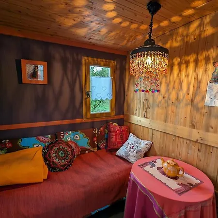 Sejour Insolite En Roulotte Cosy Avec Confort Pres D'epinal - Fr-1-589-459 Bed & Breakfast